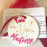 Un joli médaillon pour l'inviter à faire un Voeu "Fais un voeu Maîtresse" dans son pochon organza rose framboise